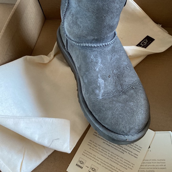 UGG GRAY BOOTS WITH BUTTONS INCLUDES DUST BAG AND AUTHENTICITY CARDS SIZE 6 - Picture 7 of 9